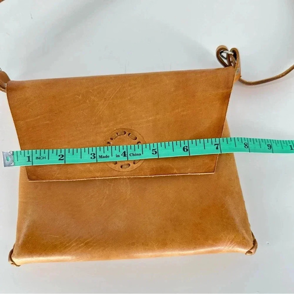 Handmade hard leather envelope case crossbody with magnetic closure - Picture 8 of 9